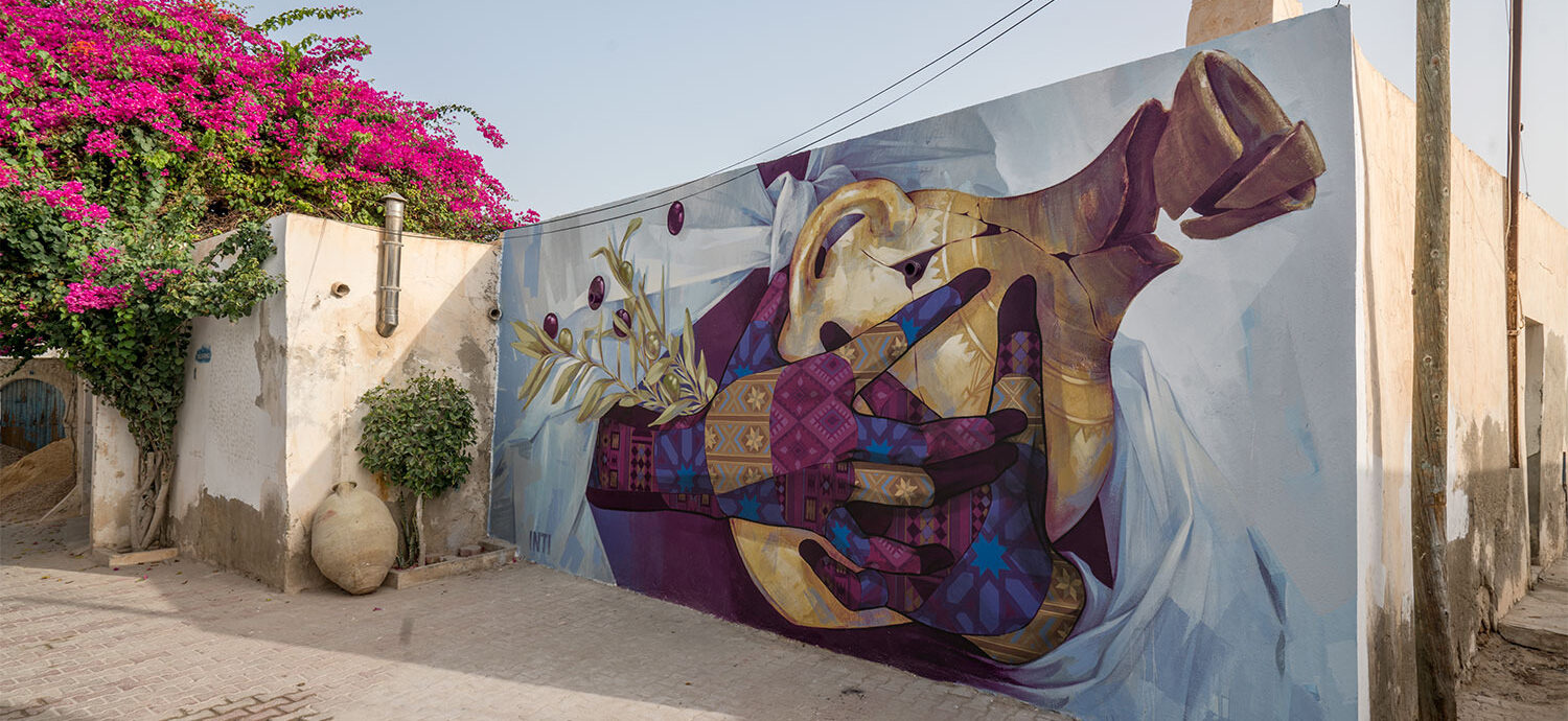 Fresques street-art de Djerbahood à Erriadh et souks traditionnels de Houmt Souk à 20 km de l'Hôtel Djerba Castille