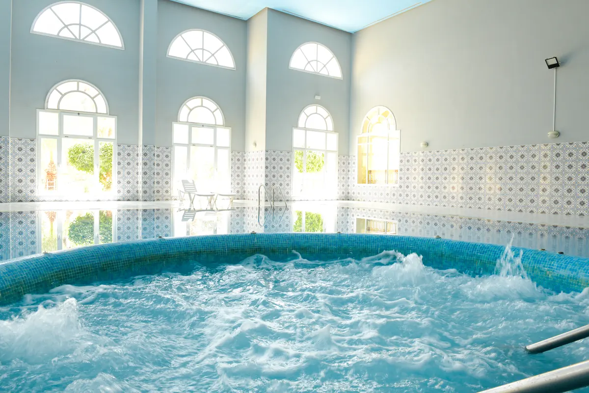 Piscine couverte chauffée, jacuzzi et centre de balnéothérapie Spa et Hammam à l'Hôtel Djerba Castille Aghir